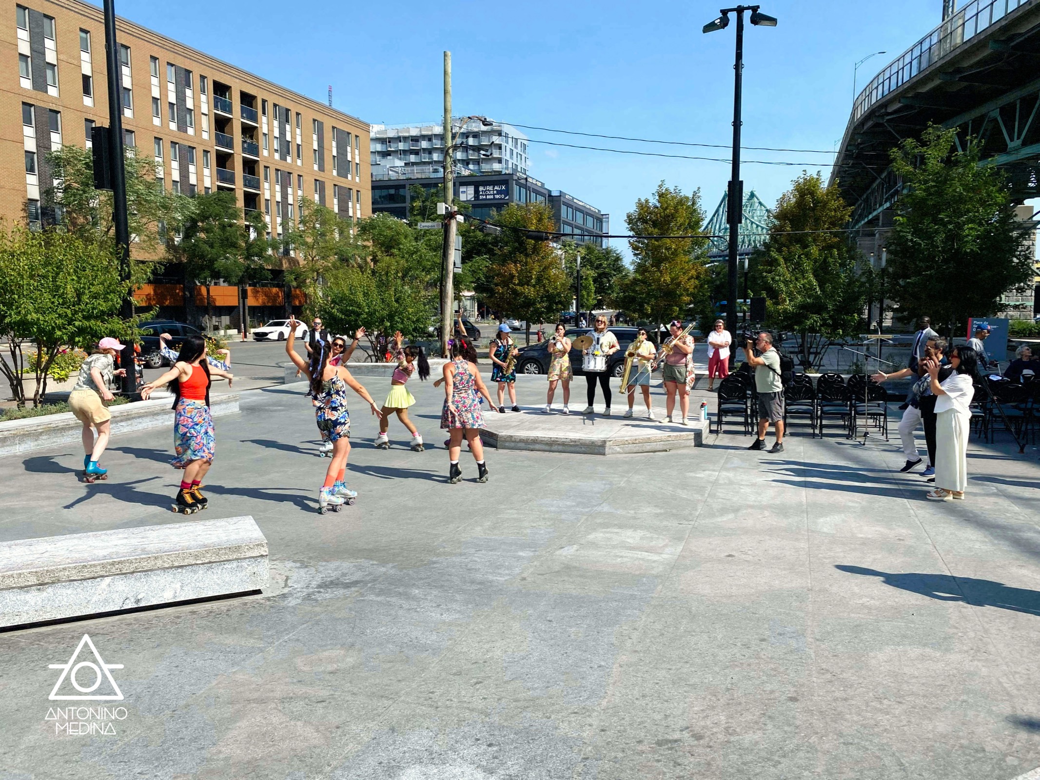 Place du Grand-Cirque-Ordinaire en présence de la mairesse de M