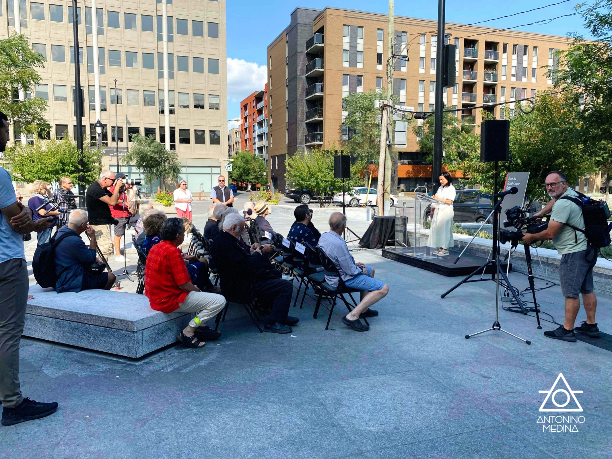 Place du Grand-Cirque-Ordinaire en présence de la mairesse de M