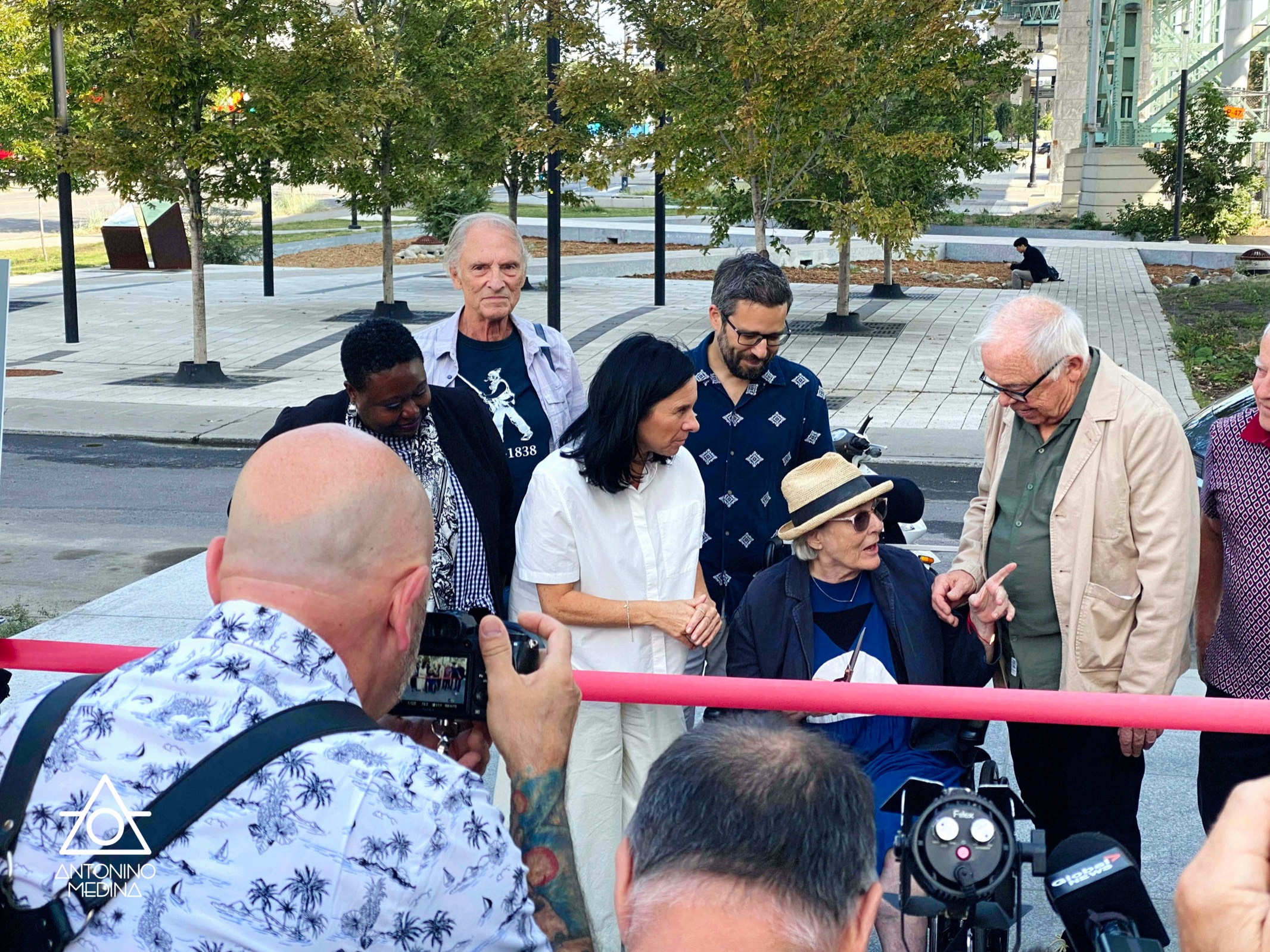 Place du Grand-Cirque-Ordinaire en présence de la mairesse de M