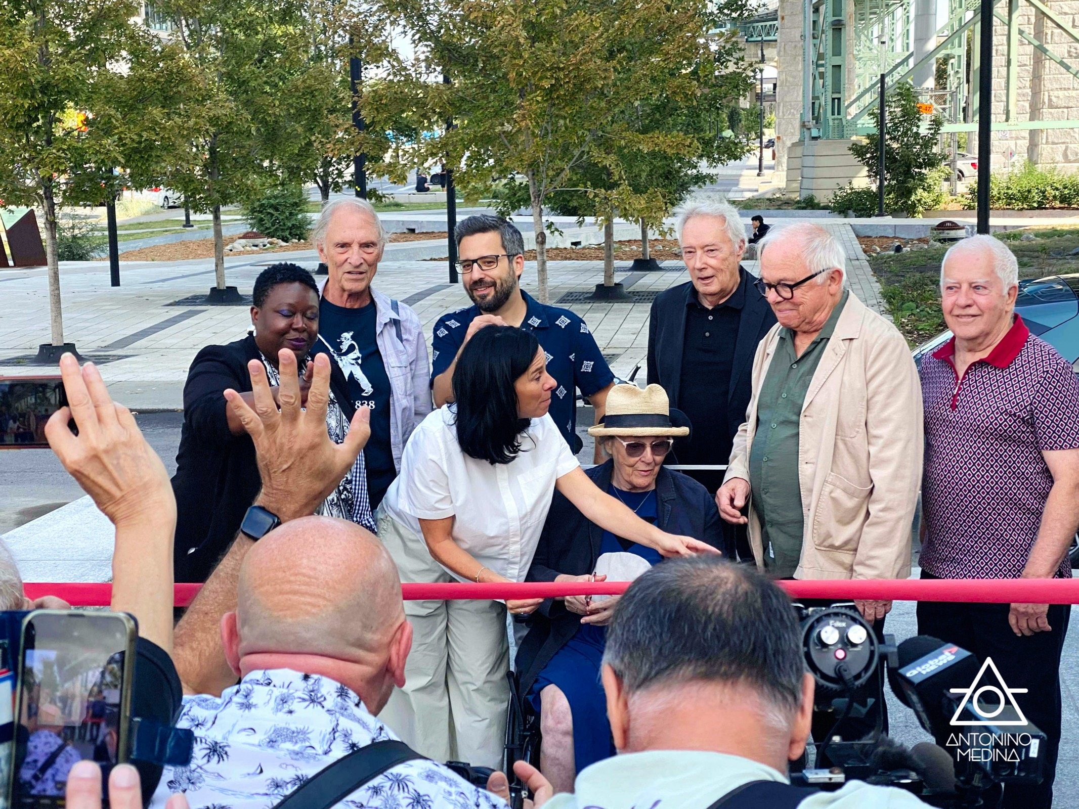Place du Grand-Cirque-Ordinaire en présence de la mairesse de M