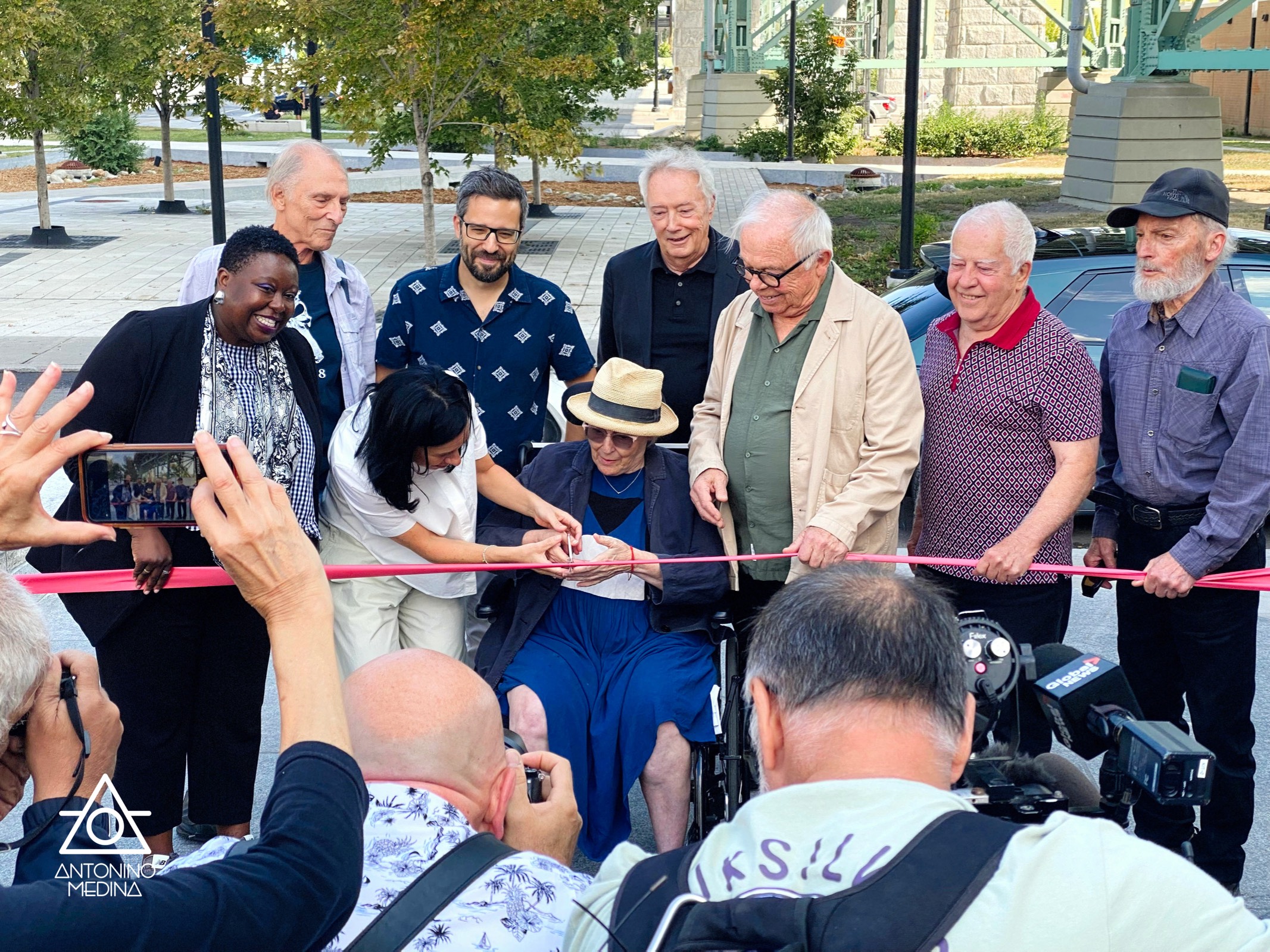Place du Grand-Cirque-Ordinaire en présence de la mairesse de M