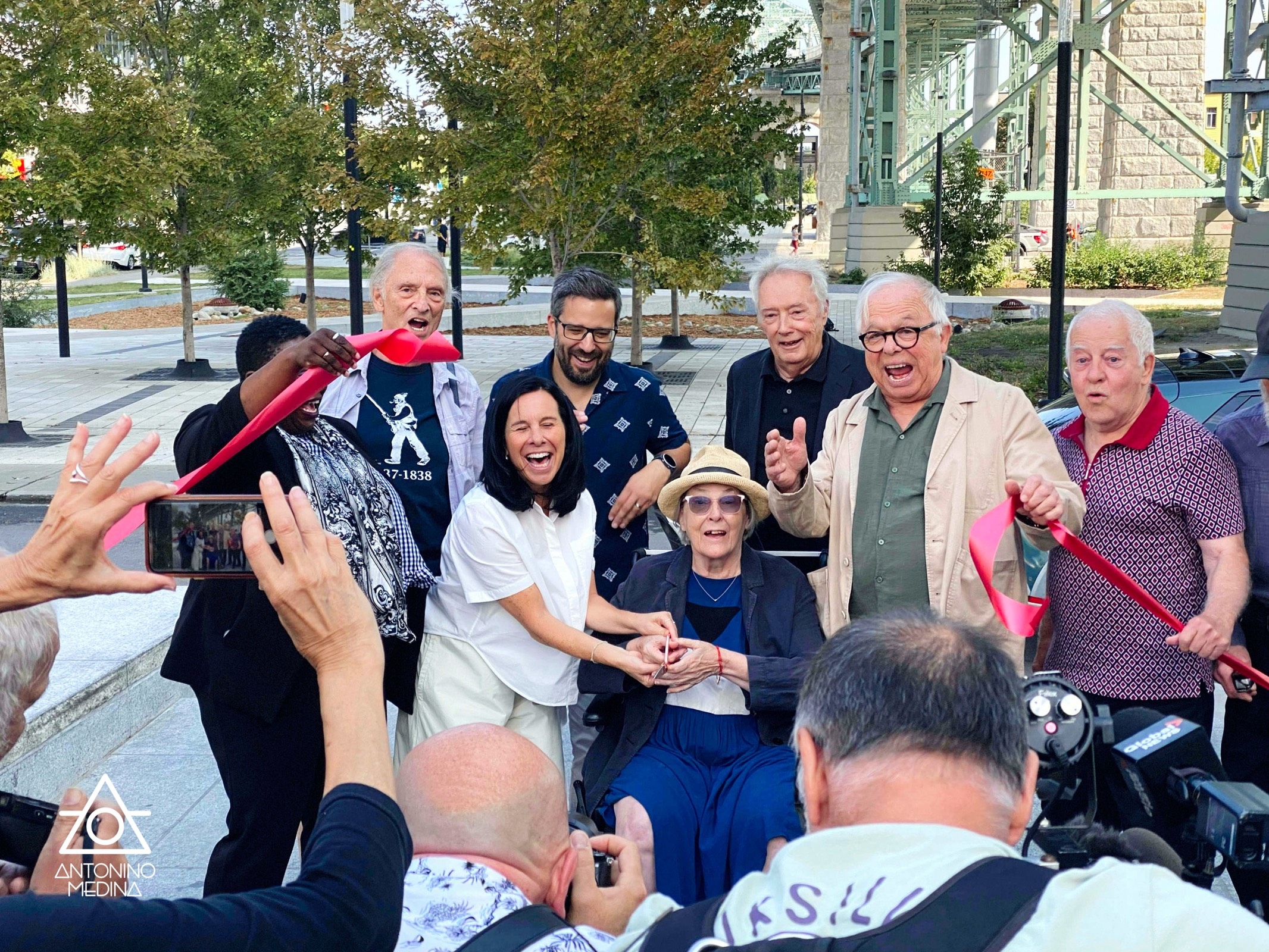 Place du Grand-Cirque-Ordinaire en présence de la mairesse de M